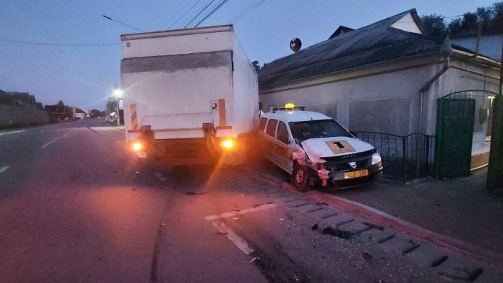 IMPACT VIOLENT la Călăraşi. Un automobil a fost proiectat într-o gospodărie 