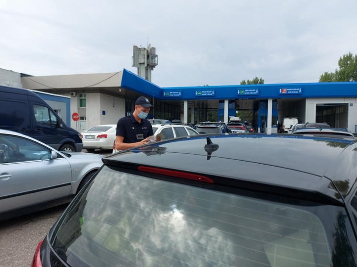 COZI de zeci de maşini în punctul de trecere Leușeni. Au fost deschise toate benzile de circulație (FOTO)