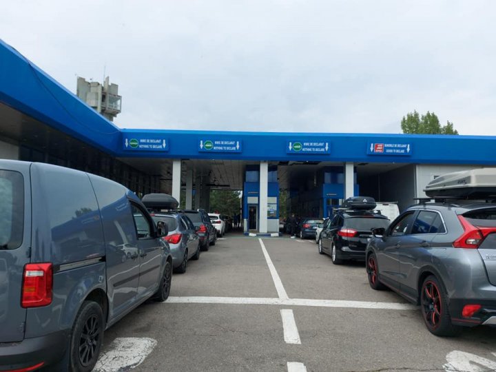 COZI de zeci de maşini în punctul de trecere Leușeni. Au fost deschise toate benzile de circulație (FOTO)