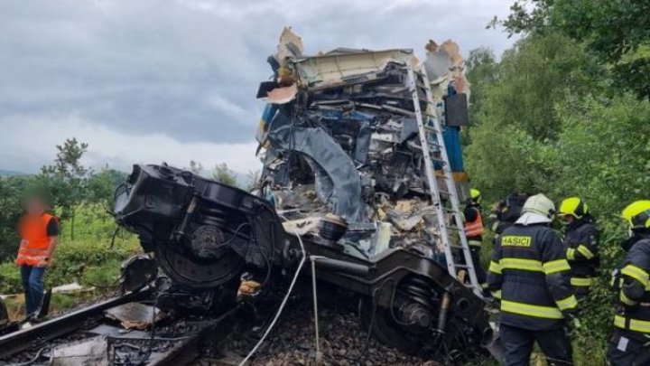 Ciocnire între două trenuri de pasageri în Cehia. Sunt cel puţin 2 morţi şi zeci de răniţi (VIDEO)