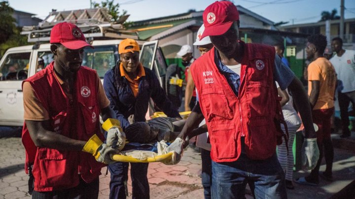 Sute de morți și mii de răniți, după un cutremur major produs în Haiti. Oamenii caută supraviețuitori printre dărâmături (FOTO)