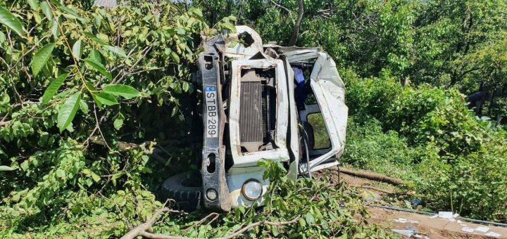 ACCIDENT TERIBIL la Străşeni. Un autocamion a ajuns în gospodăria unui localnic, după ce i-au cedat frânele. Sunt VICTIME