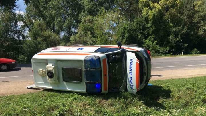  O ambulanță s-a răsturnat pe acostament, în urma unui accident în orașul Cupcini (FOTO)