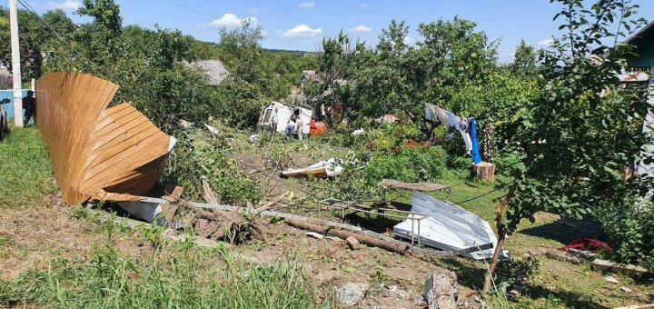 ACCIDENT TERIBIL la Străşeni. Un autocamion a ajuns în gospodăria unui localnic, după ce i-au cedat frânele. Sunt VICTIME