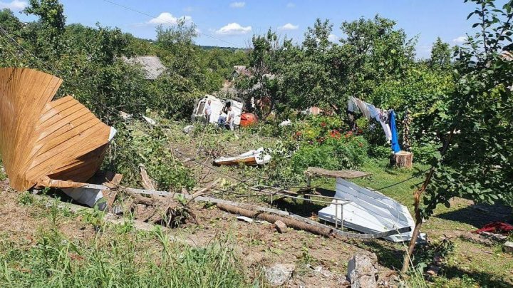 ACCIDENT TERIBIL la Străşeni. Un autocamion a ajuns în gospodăria unui localnic, după ce i-au cedat frânele. Sunt VICTIME