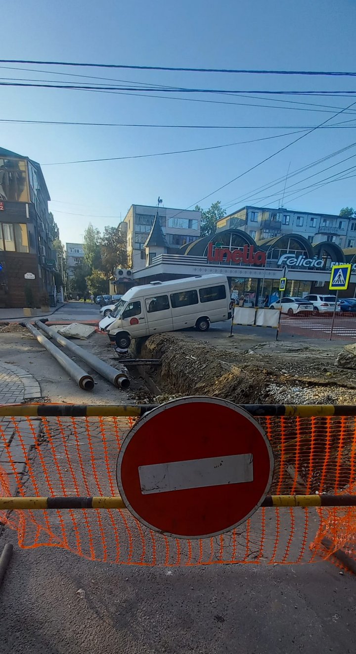 DE RÂS şi DE PLÂNS! Un microbuz, BLOCAT într-un şanţ pe o stradă din Capitală (FOTO)