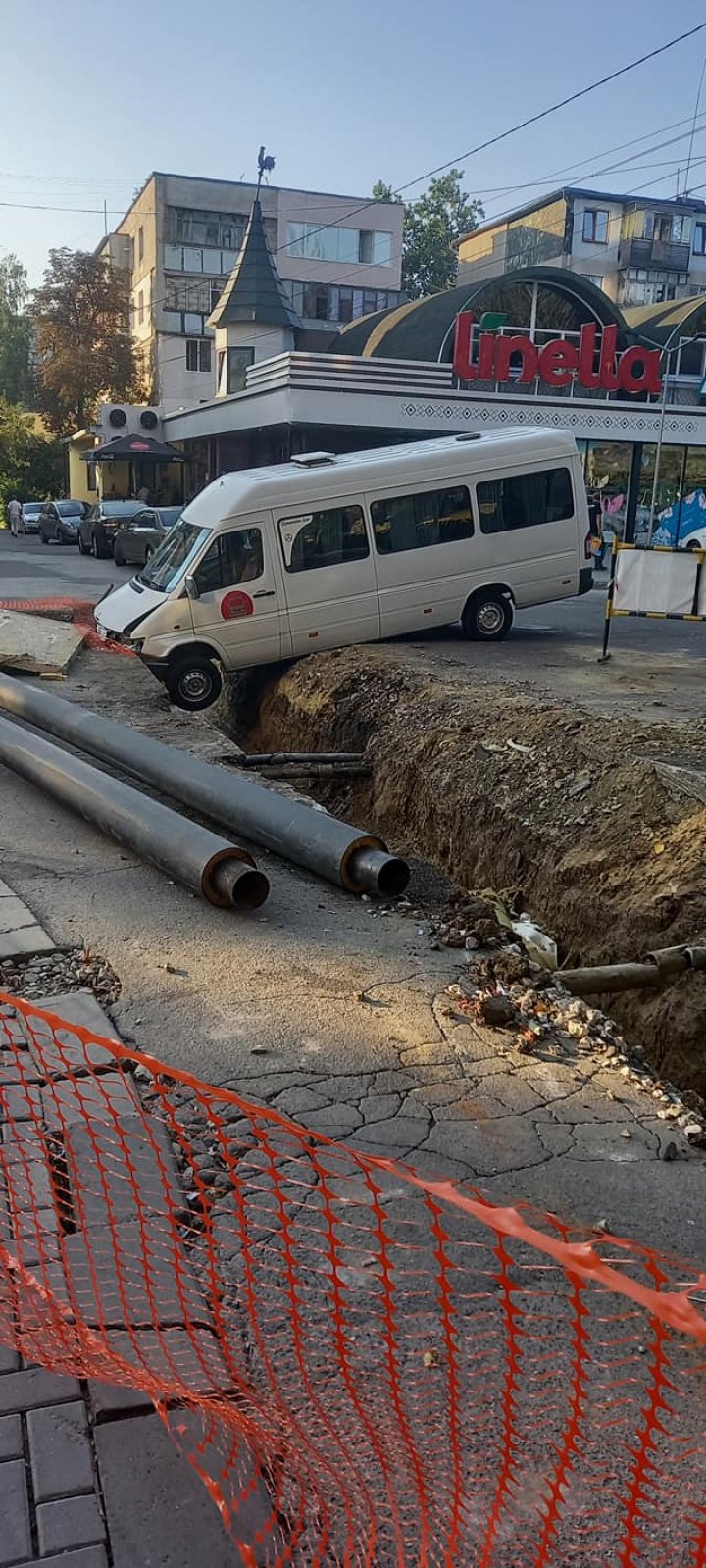 DE RÂS şi DE PLÂNS! Un microbuz, BLOCAT într-un şanţ pe o stradă din Capitală (FOTO)