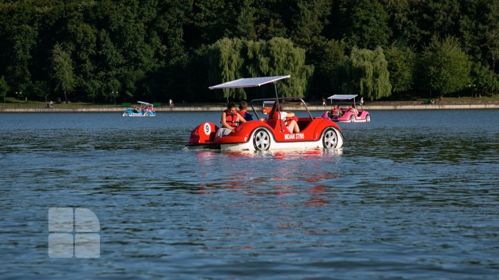 Vizitatorii se pot plimba cu hidrobicicletele pe lacul Valea Morilor. 16 ambarcațiuni, lansate pe apă (FOTO)