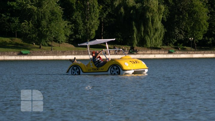 Vizitatorii se pot plimba cu hidrobicicletele pe lacul Valea Morilor. 16 ambarcațiuni, lansate pe apă (FOTO)