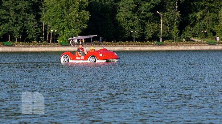 Vizitatorii se pot plimba cu hidrobicicletele pe lacul Valea Morilor. 16 ambarcațiuni, lansate pe apă (FOTO)