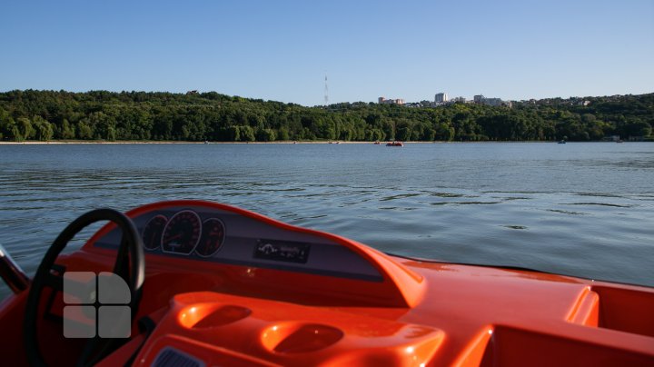 Vizitatorii se pot plimba cu hidrobicicletele pe lacul Valea Morilor. 16 ambarcațiuni, lansate pe apă (FOTO)