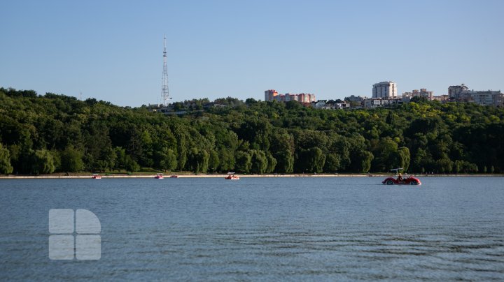 Vizitatorii se pot plimba cu hidrobicicletele pe lacul Valea Morilor. 16 ambarcațiuni, lansate pe apă (FOTO)