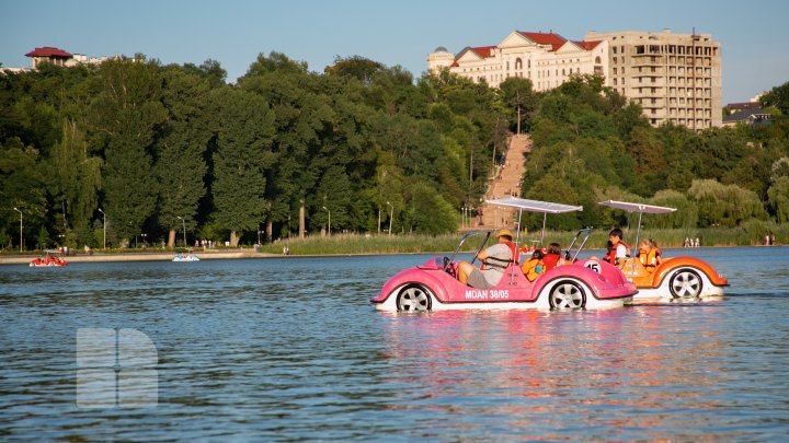 Vizitatorii se pot plimba cu hidrobicicletele pe lacul Valea Morilor. 16 ambarcațiuni, lansate pe apă (FOTO)