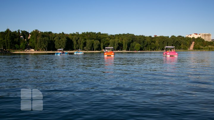 Vizitatorii se pot plimba cu hidrobicicletele pe lacul Valea Morilor. 16 ambarcațiuni, lansate pe apă (FOTO)