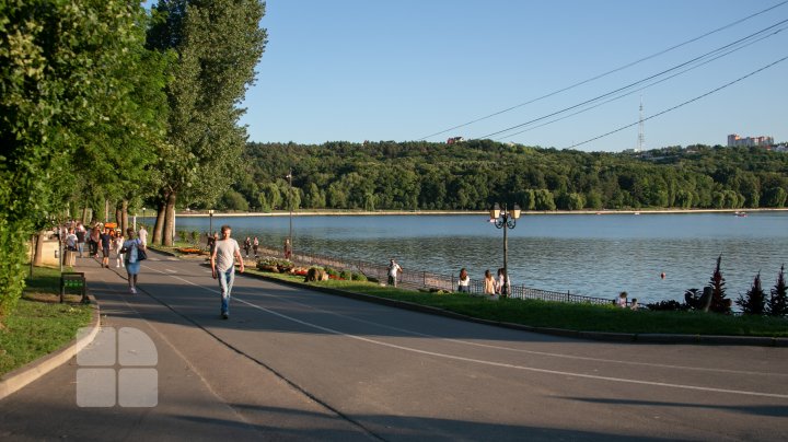 Au căzut de pe dig în lacul Valea Morilor. O mamă și fetița ei, salvate de la înec 