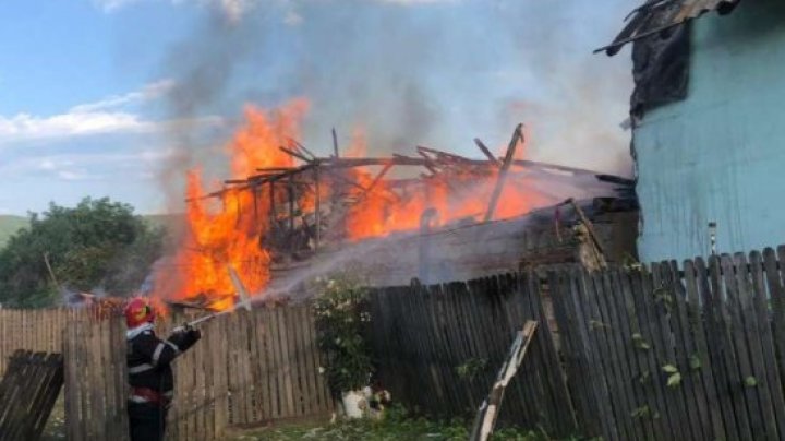 Un bărbat a dat foc la un fânar și a gresat un vecin care ar fi intervenit să stingă flăcările (FOTO)