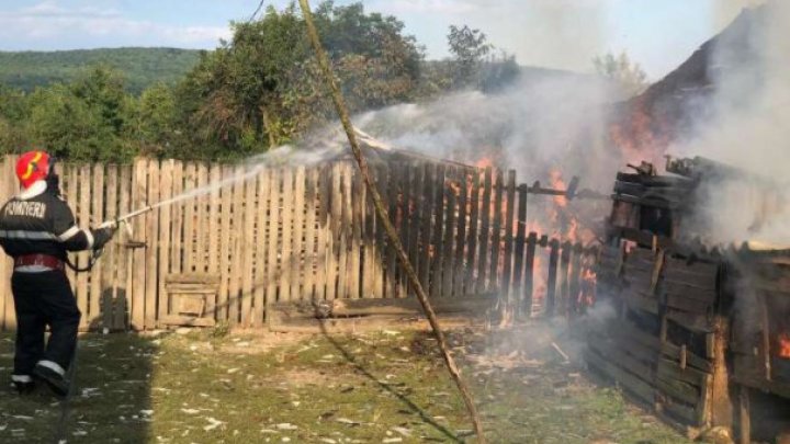 Un bărbat a dat foc la un fânar și a gresat un vecin care ar fi intervenit să stingă flăcările (FOTO)