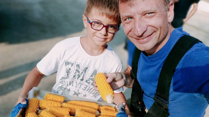 EMOŢIONANT! Un copil grec a oferit porumb şi prăjituri pompierilor moldoveni care luptă cu flăcările din Grecia (FOTO)