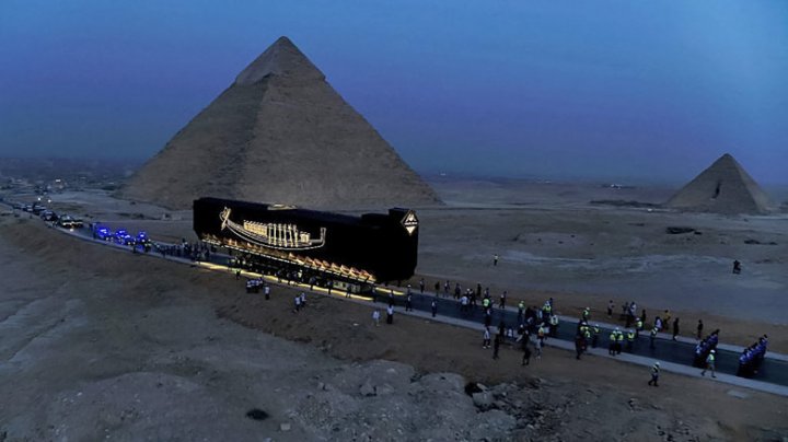 Imagini spectaculoase din Egipt. Barca solară intactă a faraonului Keops, veche de 4.600 de ani, a fost dusă la noul muzeu din Giza (FOTO)