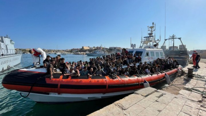 Imagini IMPRESIONANTE. Peste 500 de migranţi înghesuiți într-o barcă de pescuit au fost au debarcat pe insula Lampedusa