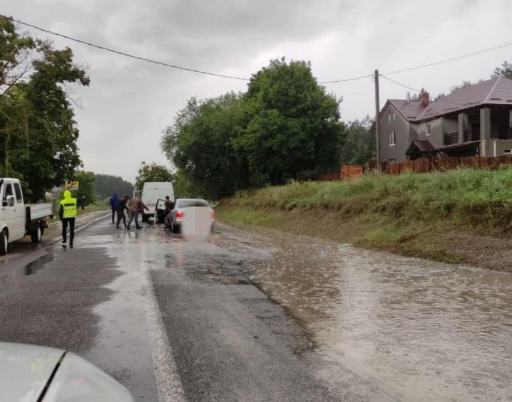 DEZASTRU în ţară din cauza PLOILOR: Gospodării inundate, copaci smulşi din rădăcini și localităţi fără lumină (FOTO)