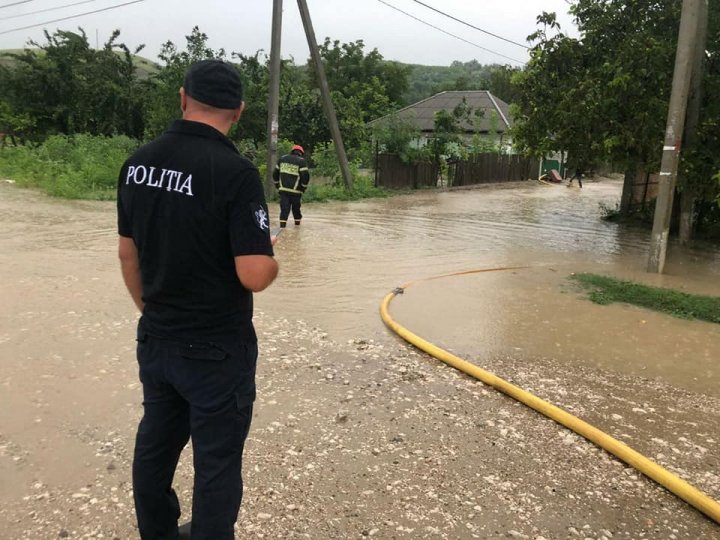 DEZASTRU în ţară din cauza PLOILOR: Gospodării inundate, copaci smulşi din rădăcini și localităţi fără lumină (FOTO)