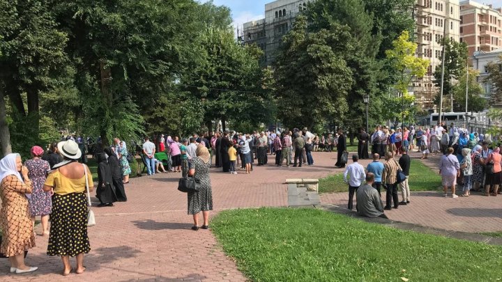 Sute de oameni s-au adunat în centrul Capitalei pentru a protesta împotriva impunerii vaccinării COVID-19 (VIDEO)