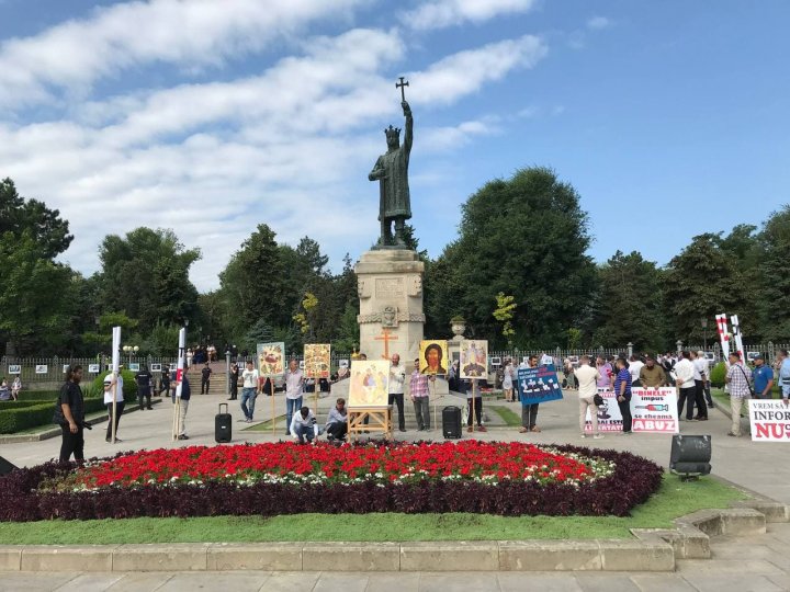 Sute de oameni s-au adunat în centrul Capitalei pentru a protesta împotriva impunerii vaccinării COVID-19 (VIDEO)