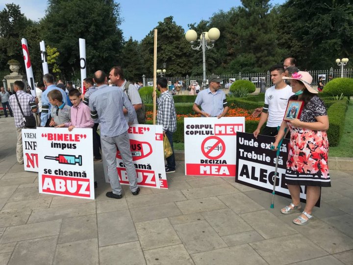 Sute de oameni s-au adunat în centrul Capitalei pentru a protesta împotriva impunerii vaccinării COVID-19 (VIDEO)