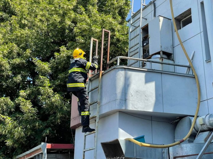 Intervenţie cu patru autospeciale. Pompierii au lichidat un incendiu izbucnit într-un local din Capitală (FOTO)