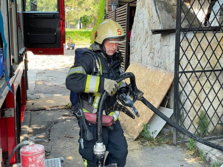 Intervenţie cu patru autospeciale. Pompierii au lichidat un incendiu izbucnit într-un local din Capitală (FOTO)