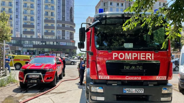 Intervenţie cu patru autospeciale. Pompierii au lichidat un incendiu izbucnit într-un local din Capitală (FOTO)