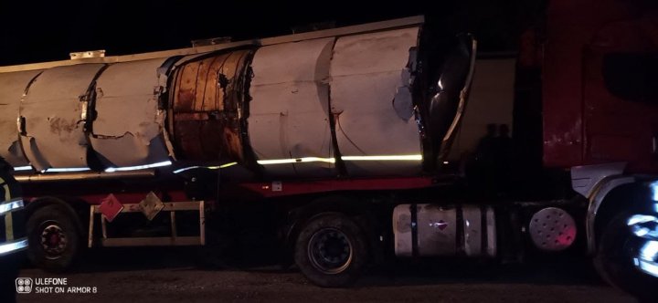 Un camion a derapat de pe traseu, iar substanța din cisternă s-a scurs. Pompierii au prevenit producereaa arderii (FOTO)