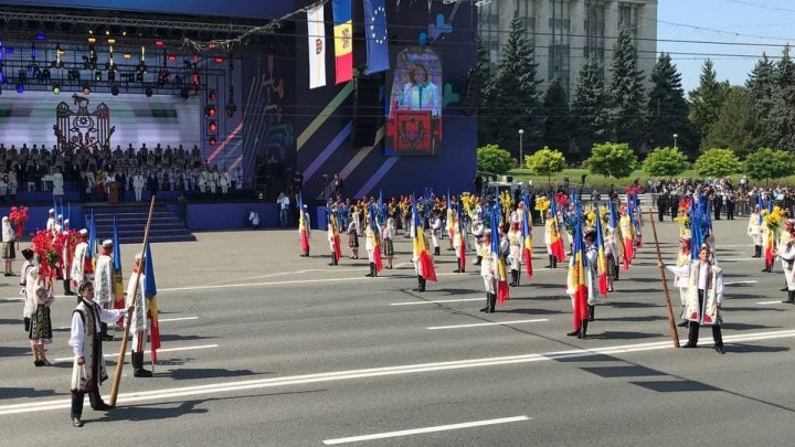 Parada militară a început cu întârziere de câteva ore