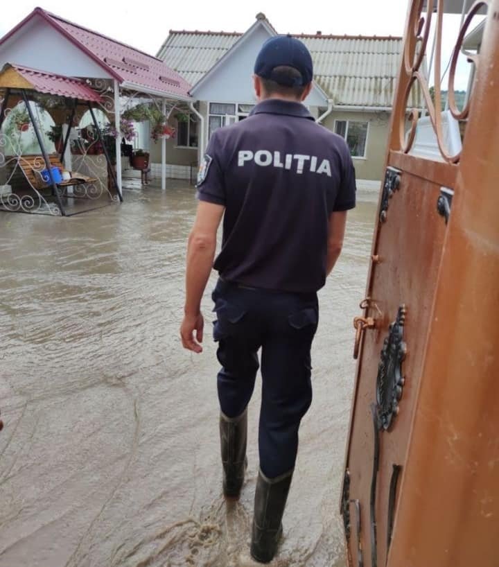 DEZASTRU în ţară din cauza PLOILOR: Gospodării inundate, copaci smulşi din rădăcini și localităţi fără lumină (FOTO)