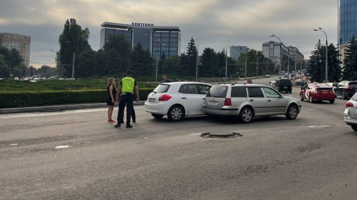 Accident în Capitală, după ce două mașini n-au împărțit drumul