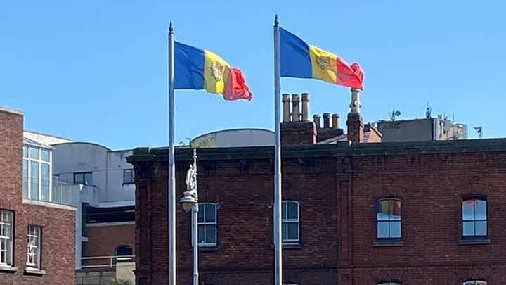 Șase drapele ale Republicii Moldova, arborate în inima orașului Dublin