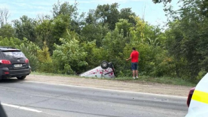 O maşină ce transporta medicamente s-a răsturnat pe şoseaua Balcani din Capitală (VIDEO/FOTO)