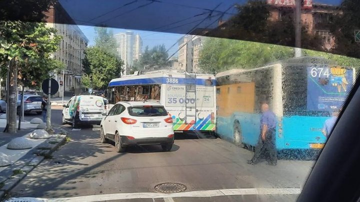 Un troleibuz s-a ciocnit cu un autobuz în sectorul Centru al Capitalei (FOTO)