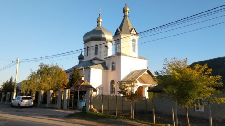 Răfuielile de la biserica din localitatea Răzeni continuă. Mai mulţi săteni s-au adunat în faţa lăcaşului sfânt pentru a remedia situația