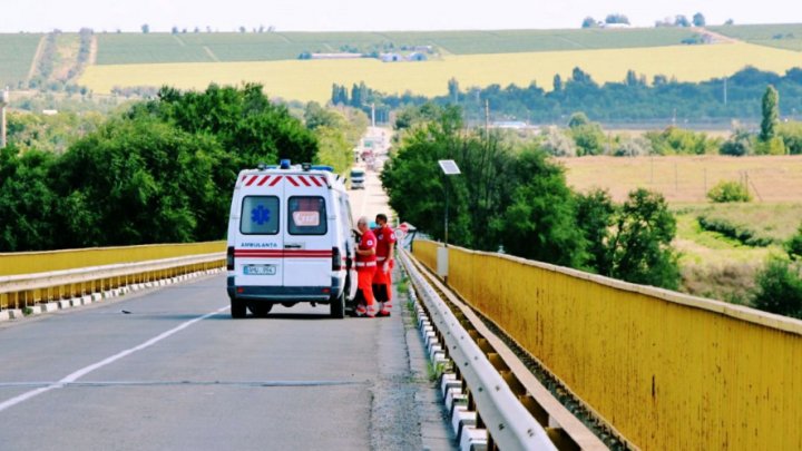 A vrut să-și pună capăt zilelor. O femeie de 35 de ani a intenționat să sară de pe un pod la Criuleni (FOTO)