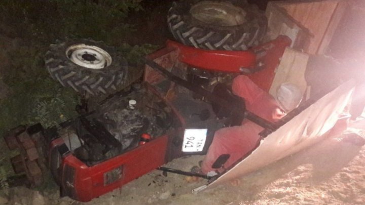  Un bărbat transportat la spital după ce tractorul în care se afla s-a răsturnat la Hîncești (FOTO)