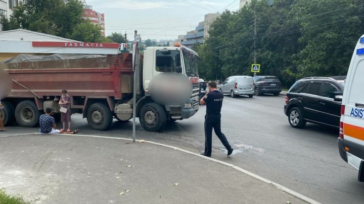 Accident în Capitală. O femeie de 72 de ani a fost lovită mortal de un camion