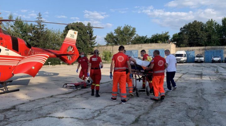 Intervenție aero-medicală SMURD Bălți-Iași. Echipa a transportat un bărbat care a suportat complicații în urma unei maladii (VIDEO)