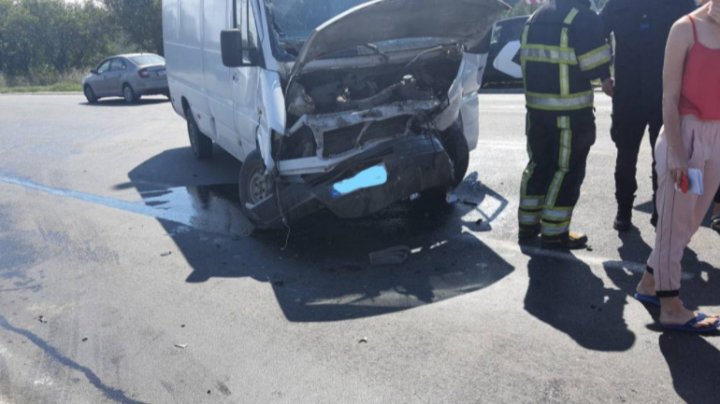 Accident grav la Ialoveni. Doi bărbați au fost transportați la spital (FOTO)