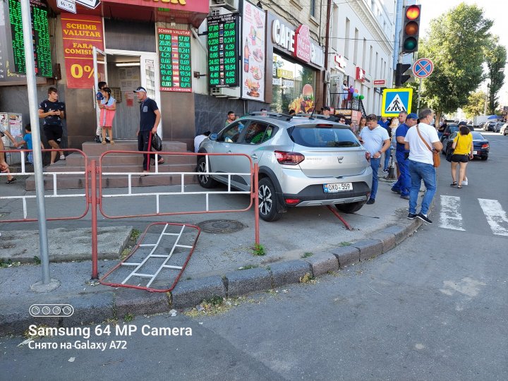 O şoferiţă din Capitală a urcat cu maşina pe trotuar şi a lovit două femei. Ar fi încurcat pedalele (FOTO)