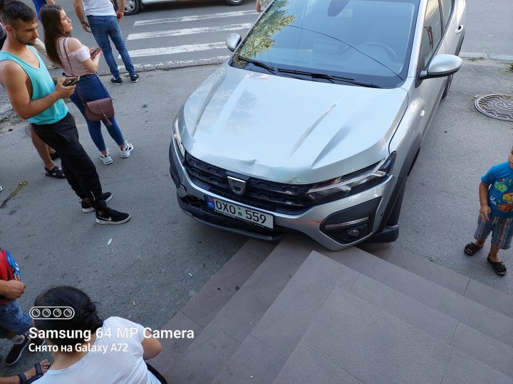 O şoferiţă din Capitală a urcat cu maşina pe trotuar şi a lovit două femei. Ar fi încurcat pedalele (FOTO)