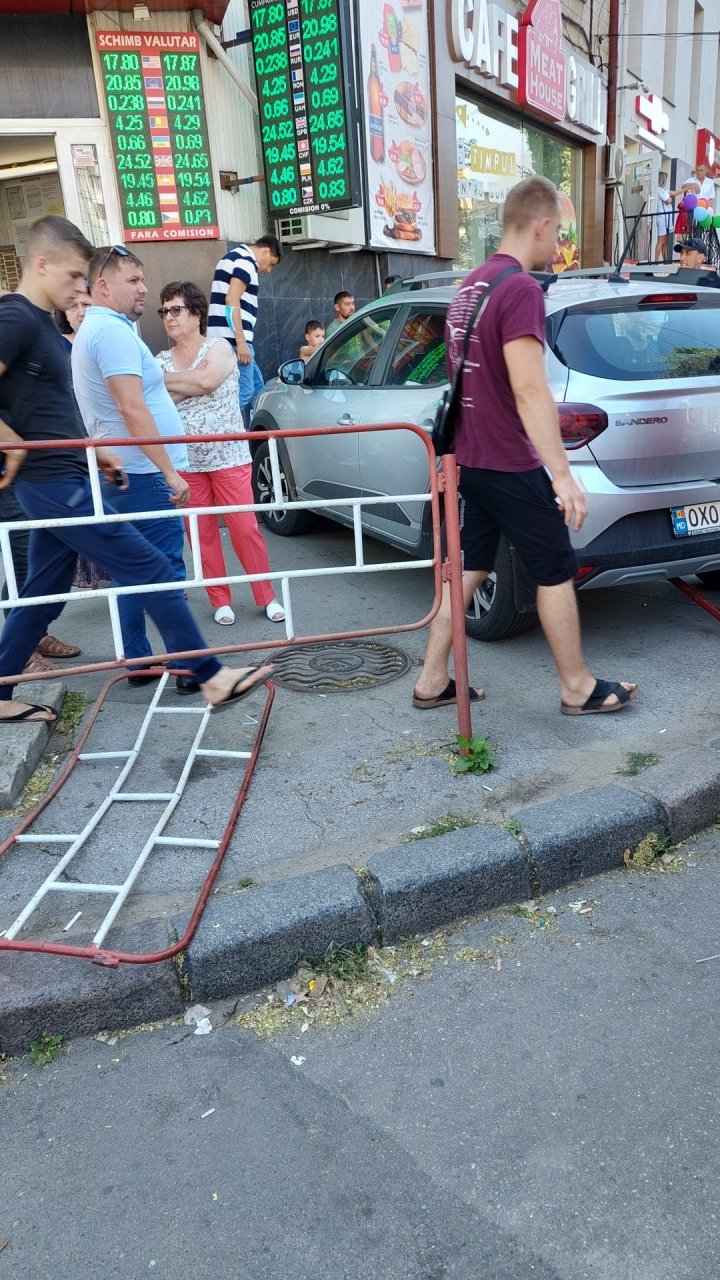 O şoferiţă din Capitală a urcat cu maşina pe trotuar şi a lovit două femei. Ar fi încurcat pedalele (FOTO)