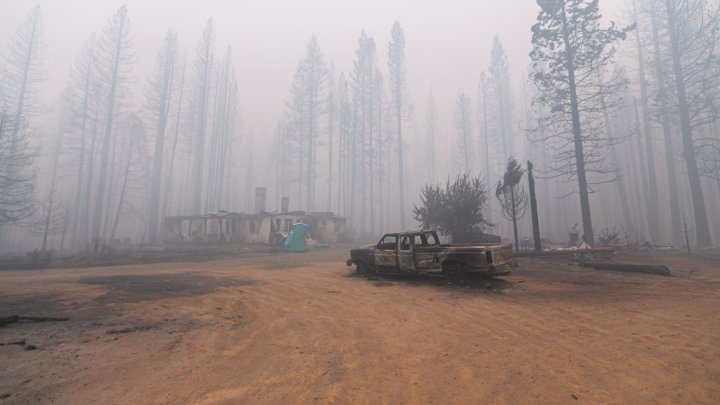 Imaginile dezastrului lăsat în urmă de incendii. Orașul Greenville pare acum locul unei explozii nucleare (FOTO) 