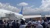 Scene de HAOS pe aeroportul din Haiti: Nervoși, migranții au aruncat cu pantofi într-un avion